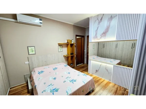 Tirane, jepet me qera apartament 3+1 Kati 4, 126 m² 1.350 € (Liqeni I Thate)