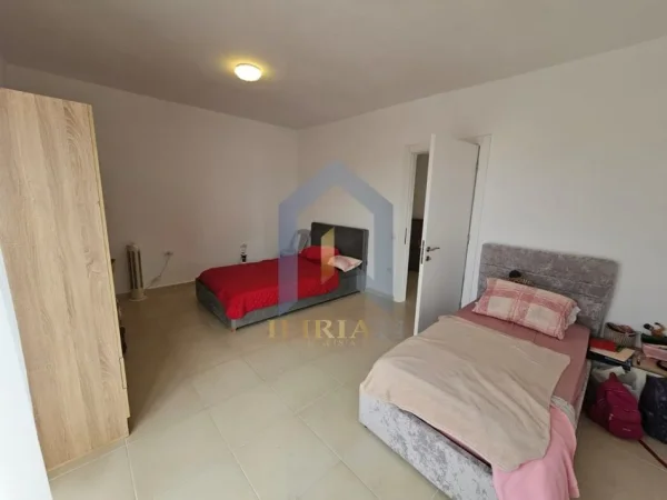 Tirane, jepet me qera apartament 2+1+Ballkon Kati 5, 160 m² 520 € (Kombinat)