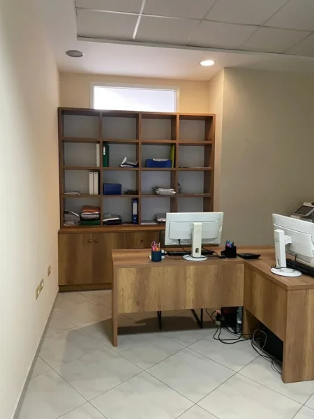 Tirane, jepet me qera ambjent biznesi Kati 3, 20 m² 350 € (Zogu i zi)