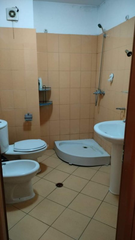 Tirane, jepet me qera 2+1+BLK 70 m² 300 Euro (Astir)