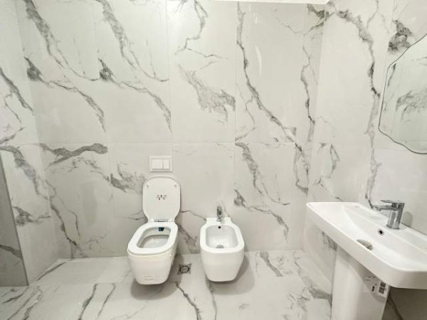 Tirane, jepet me qera zyre Kati 6, 114 m² 1.300 Euro