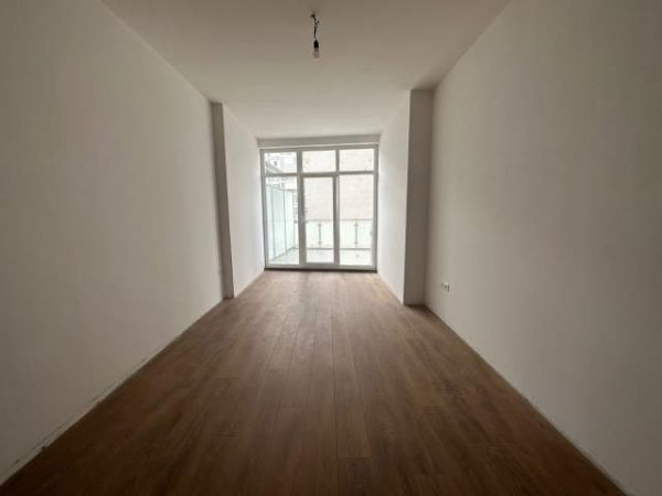 Tirane, jepet me qera zyre Kati 6, 114 m² 1.300 Euro