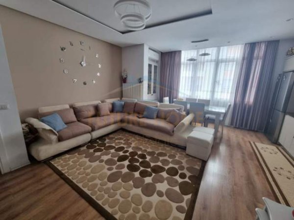 Tirane, shitet Vile 4+1 Kati 3, 525 m² 840.000 Euro (Jordan Misja)