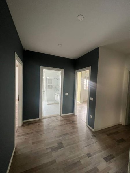 Tirane, jepet me qera ambjent biznesi Kati 4, 110 m² 1.300 Euro (Sami Frasheri)