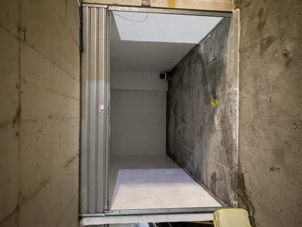 Tirane, jepet me qera garazh 10 m² 8.000 Leke (Riza Cerova)