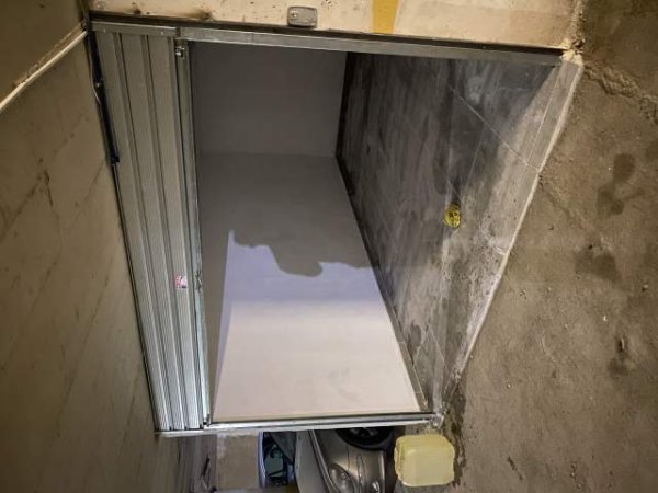 Tirane, jepet me qera garazh 10 m² 8.000 Leke (Riza Cerova)