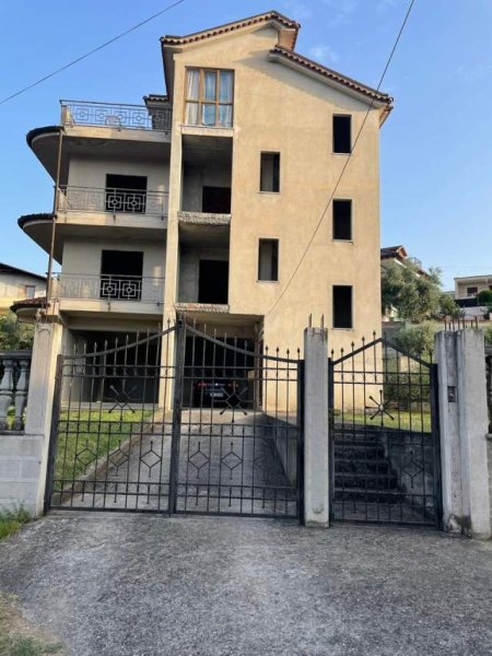 Tirane, shitet Vile 3 Katshe 530 m² 330.000 Euro (Luigj Gurakuqi)