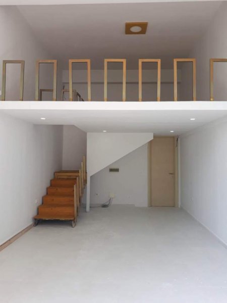 Tirane, shes dyqan duplex me hipotek,siperfaqe 40 m², 35.000 Euro, ose mundesi nderrimi
