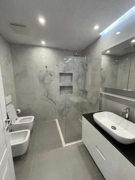 Tirane, jepet me qera 2+1+BLK 700 Euro  Fusha Aviacionit  (Kompleksi Turdiu)