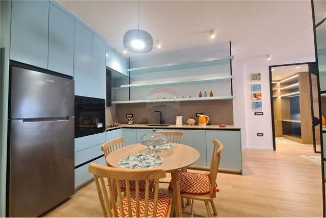 Tirane, jepet me qera apartament 600 Euro