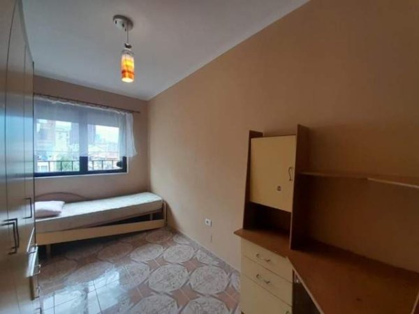 Tirane, shes apartament 4+1 Kati 3, 100 m² 145.000 Euro (21 dhjetori)