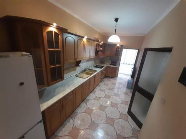 Tirane, shes apartament 4+1 Kati 3, 100 m² 145.000 Euro (21 dhjetori)