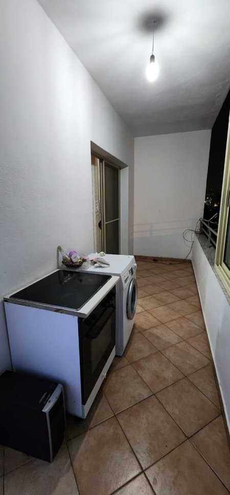 Tirane, jepet me qera apartament 1+1+BLK Kati 1, 65 m² 300 Euro (Yzberisht)