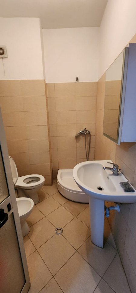 Tirane, jepet me qera apartament 1+1+BLK Kati 1, 65 m² 300 Euro (Yzberisht)