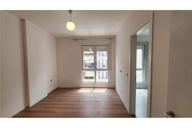 Tirane, jepet me qera zyre Kati 4, 97 m² 450 Euro (Rruga 5 Maji)