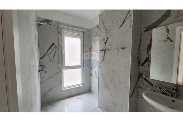 Tirane, jepet me qera zyre Kati 4, 97 m² 450 Euro (Rruga 5 Maji)