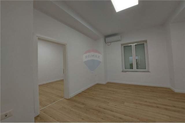 Tirane, jepet me qera zyre Kati 3, 100 m² 950 Euro (Reshit Collaku , Shallvaret)