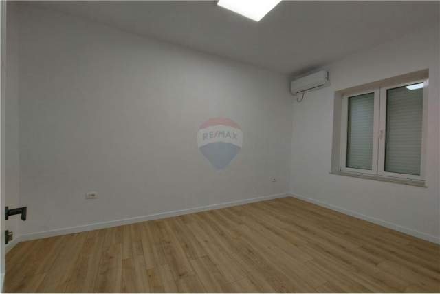 Tirane, jepet me qera zyre Kati 3, 100 m² 950 Euro (Reshit Collaku , Shallvaret)
