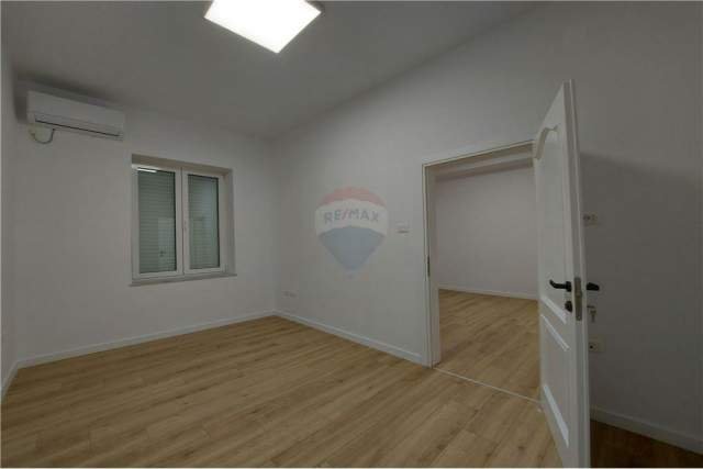 Tirane, jepet me qera zyre Kati 3, 100 m² 950 Euro (Reshit Collaku , Shallvaret)