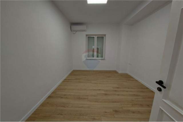 Tirane, jepet me qera zyre Kati 3, 100 m² 950 Euro (Reshit Collaku , Shallvaret)