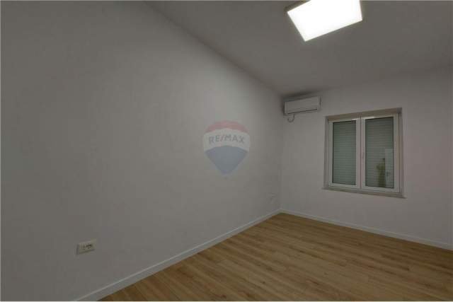 Tirane, jepet me qera zyre Kati 3, 100 m² 950 Euro (Reshit Collaku , Shallvaret)