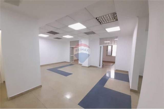 Tirane, jepet me qera zyre Kati 1, 130 m² 1.200 Euro (Reshit Collaku , Shallvaret)
