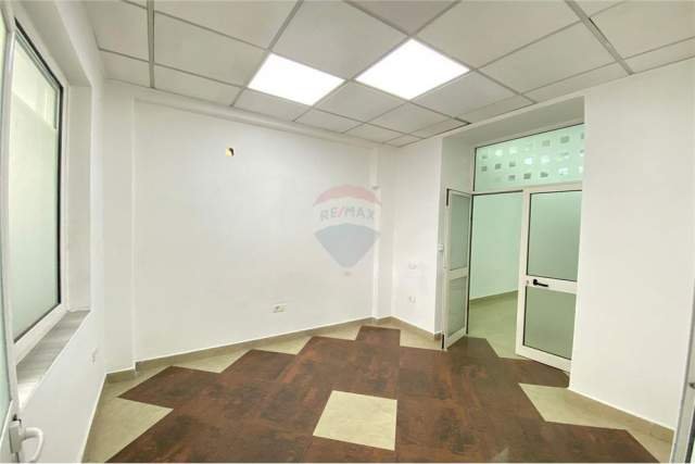 Tirane, jepet me qera zyre Kati 1, 130 m² 1.200 Euro (Reshit Collaku , Shallvaret)
