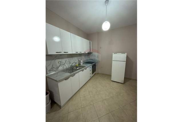 Tirane, jepet me qera apartament 1+1 Kati 2, 65 m² 270 Euro (Yzberisht - Pallatet Cabej)