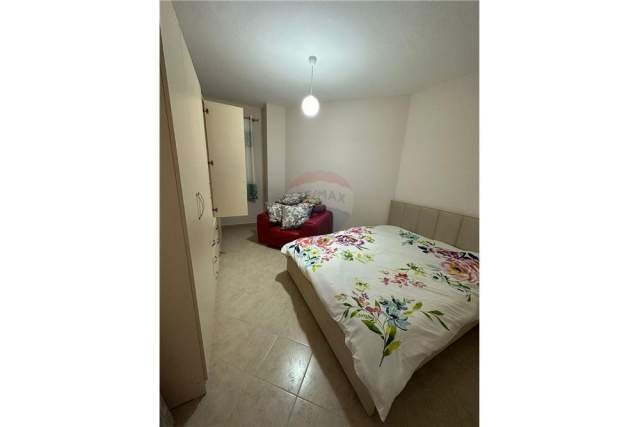 Tirane, jepet me qera apartament 1+1 Kati 2, 65 m² 270 Euro (Yzberisht - Pallatet Cabej)