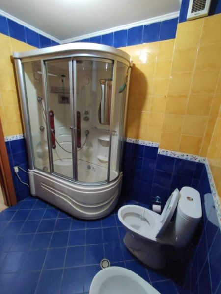 Tirane, jepet me qera apartament 2+1+BLK Kati 3, 130 m² 600 Euro (ngjitur me kafe Europa)