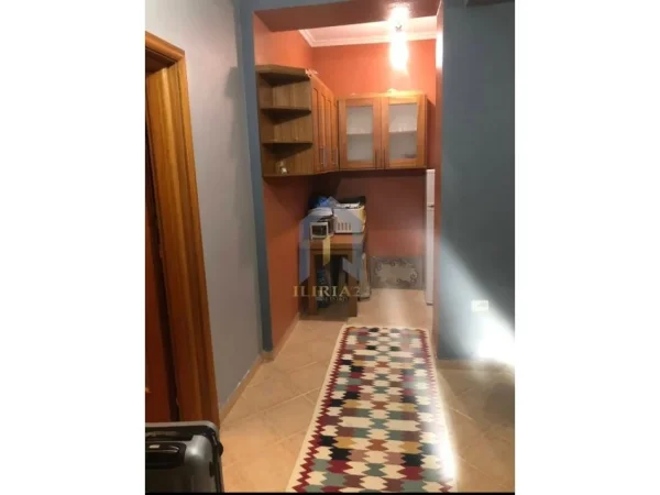 Tirane, jepet me qera apartament 1+1+Ballkon Kati 1, 70 m² 500 € (Garda Liqeni)