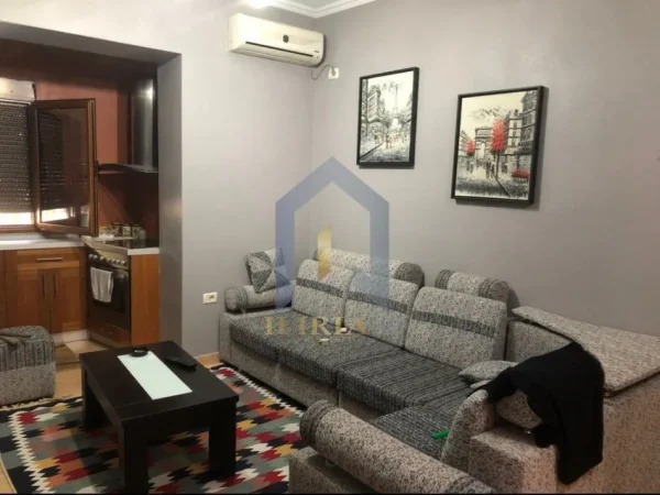 Tirane, jepet me qera apartament 1+1+Ballkon Kati 1, 70 m² 500 € (Garda Liqeni)