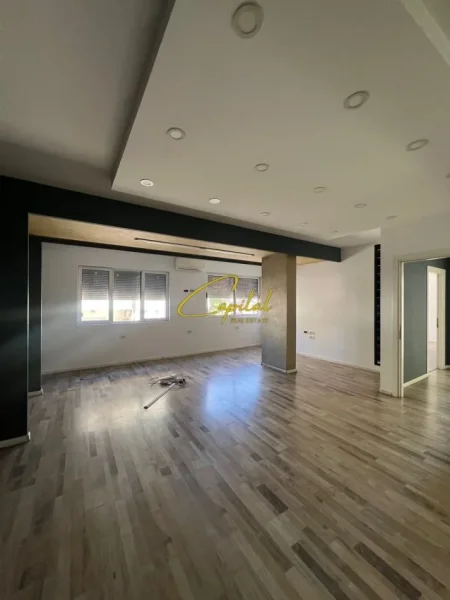 Tirane, jepet me qera ambjent biznesi Kati 4, 110 m² 1.400 € (ISH BLLOKU)
