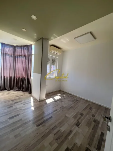 Tirane, jepet me qera ambjent biznesi Kati 4, 110 m² 1.400 € (ISH BLLOKU)