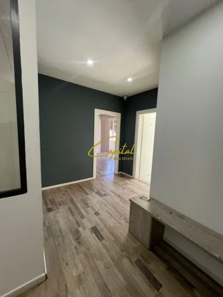 Tirane, jepet me qera ambjent biznesi Kati 4, 110 m² 1.400 € (ISH BLLOKU)