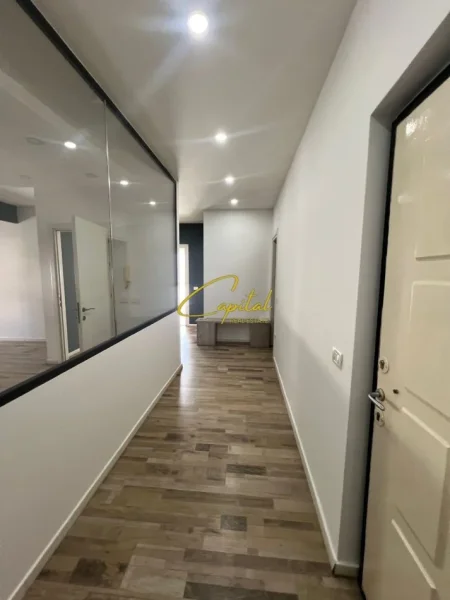 Tirane, jepet me qera ambjent biznesi Kati 4, 110 m² 1.400 € (ISH BLLOKU)