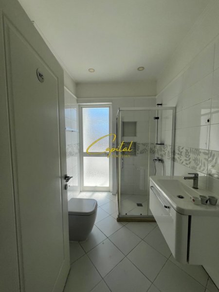 Tirane, jepet me qera ambjent biznesi Kati 4, 110 m² 1.400 € (ISH BLLOKU)