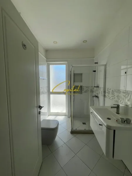 Tirane, jepet me qera ambjent biznesi Kati 4, 110 m² 1.400 € (ISH BLLOKU)