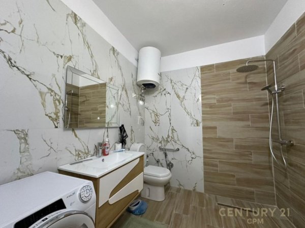 Tirane, jepet me qera apartament 2+1 Kati 6, 150 m² 1.100 € (Liqeni I Tiranes)