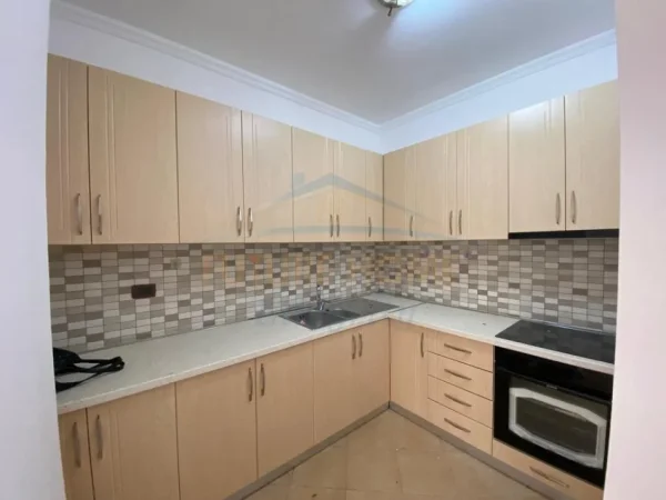 0683487469 Tirane, jepet me qera apartament 2+1 Kati 1, 86 m² 500 € (Rruga Tefta Tashko Koco)