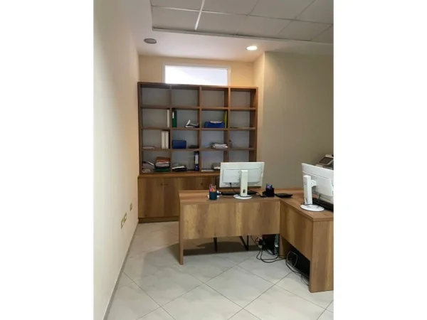 0683487469 Tirane, jepet me qera zyre Kati 3, 20 m² 350 € (Zogu i Zi , Qatar Center)