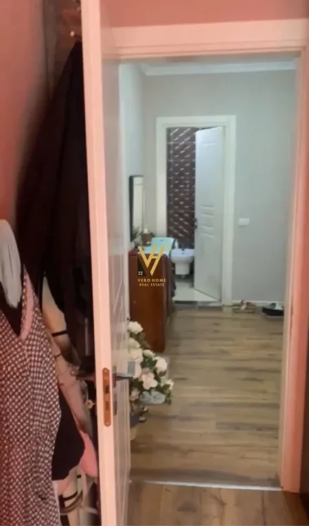 Tirane, jepet me qera apartament 2+1+Ballkon Kati 2, 110 m² 650 € (PORCELAN)