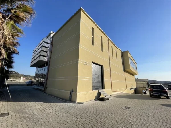 Tirane, shitet ambjent biznesi , 3.000 m² 2.500.000 € (TR-DR)