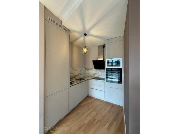 Tirane, jepet me qera apartament duplex 2+1 Kati 4, 95 m² 1.700 € (Liqeni)