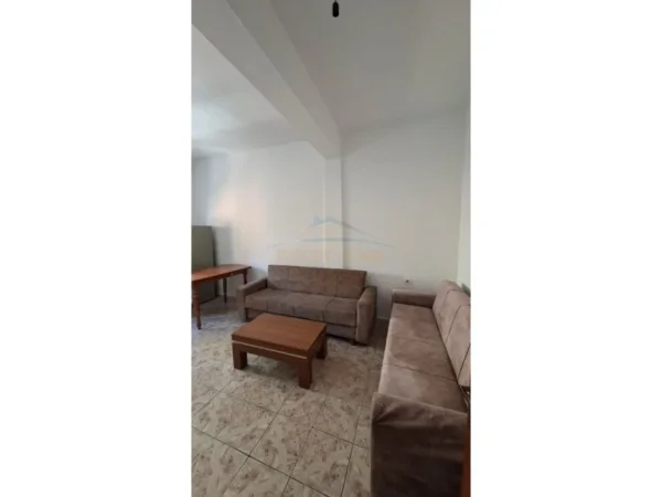 0683487469 Tirane, jepet me qera apartament 1+1 Kati 2, 95 m² 600 € (Rruga e Durrsit)