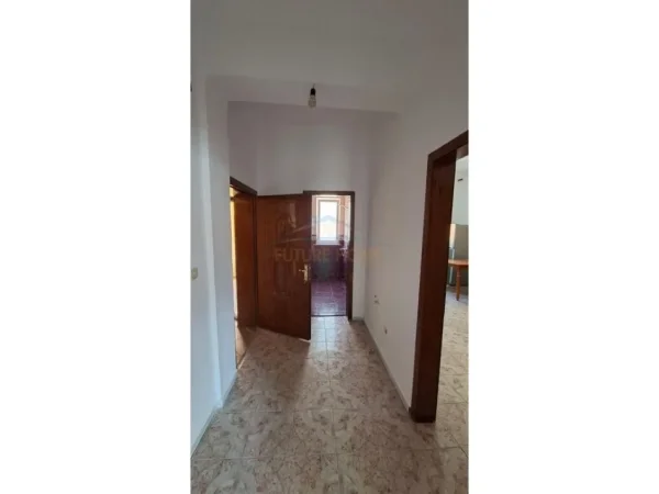 0683487469 Tirane, jepet me qera apartament 1+1 Kati 2, 95 m² 600 € (Rruga e Durrsit)