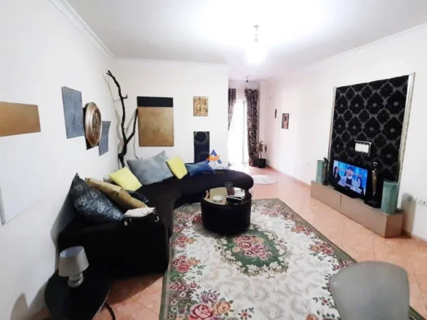 Tirane, jepet me qera apartament 2+1+Ballkon Kati 3, 115 m² 700 € (Zogu i Zi)