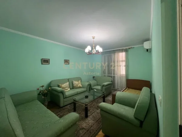 Tirane, jepet me qera apartament 1+1 Kati 3, 80 m² 550 € (Rruga e Kavajes)