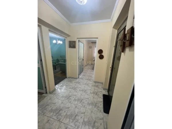 Tirane, jepet me qera apartament 1+1 Kati 3, 80 m² 550 € (Rruga e Kavajes)