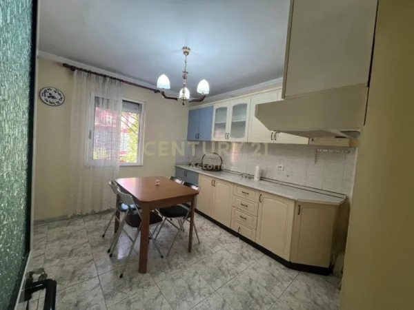 Tirane, jepet me qera apartament 1+1 Kati 3, 80 m² 550 € (Rruga e Kavajes)